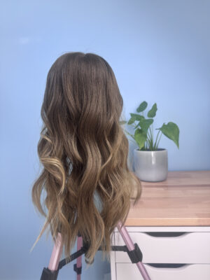 Volumateur capillaire chatain clair cendré au subtil ombré blond. Solution pour chute de cheveux, cheveux fins et clairsemés.