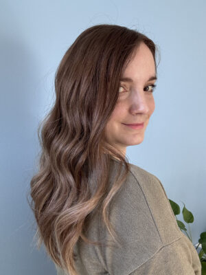 Volumateur capillaire chatain clair cendré au subtil ombré blond. Solution pour chute de cheveux, cheveux fins et clairsemés.