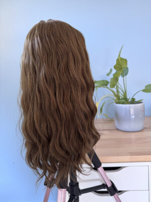 Volumateur capillaire ondulés en cheveux naturels chatains clairs. Idéal pour chute de cheveux. Solution chute de cheveux.