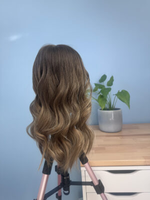 Volumateur capillaire chatain clair cendré au subtil ombré blond. Solution pour chute de cheveux, cheveux fins et clairsemés.