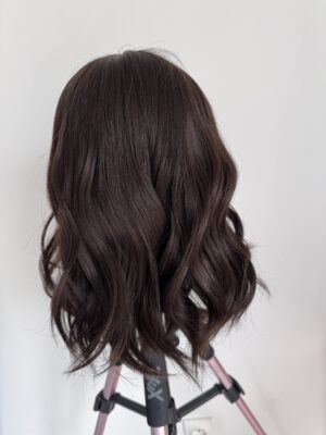 Perruque lace wig en cheveux naturels châtain foncé. Idéale pour alopécie totale, alopécie androgénétique, chute de cheveux ou simplement changement de style capillaire.