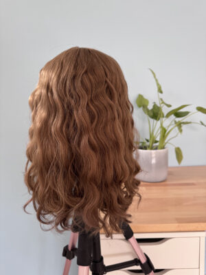 Volumateur capillaire chatain clair en cheveux brésiliens naturels. Solution pour chute de cheveux.
